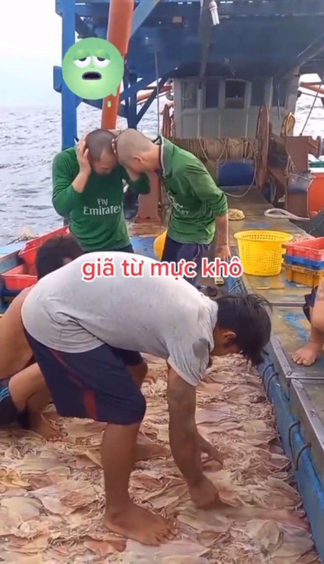 Cảnh làm mực khô trên biển khiến dân tình tranh cãi vì quá mất vệ sinh, ai hay ăn tốt nhất đừng nên xem - 3 Cảnh làm mực khô trên biển khiến dân tình tranh cãi vì quá mất vệ sinh, ai hay ăn tốt nhất đừng nên xem - 3