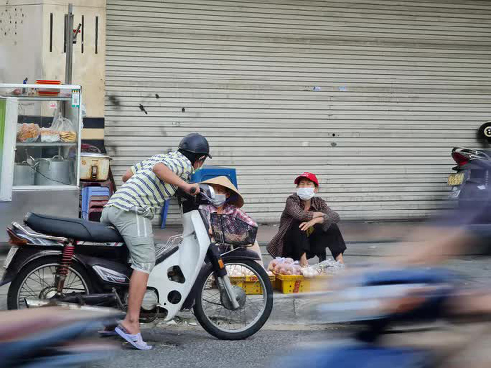 Tiểu thương tràn xuống vỉa hè lập chợ cóc giữa trung tâm TP Đà Nẵng - 3 Tiểu thương tràn xuống vỉa hè lập chợ cóc giữa trung tâm TP Đà Nẵng - 3