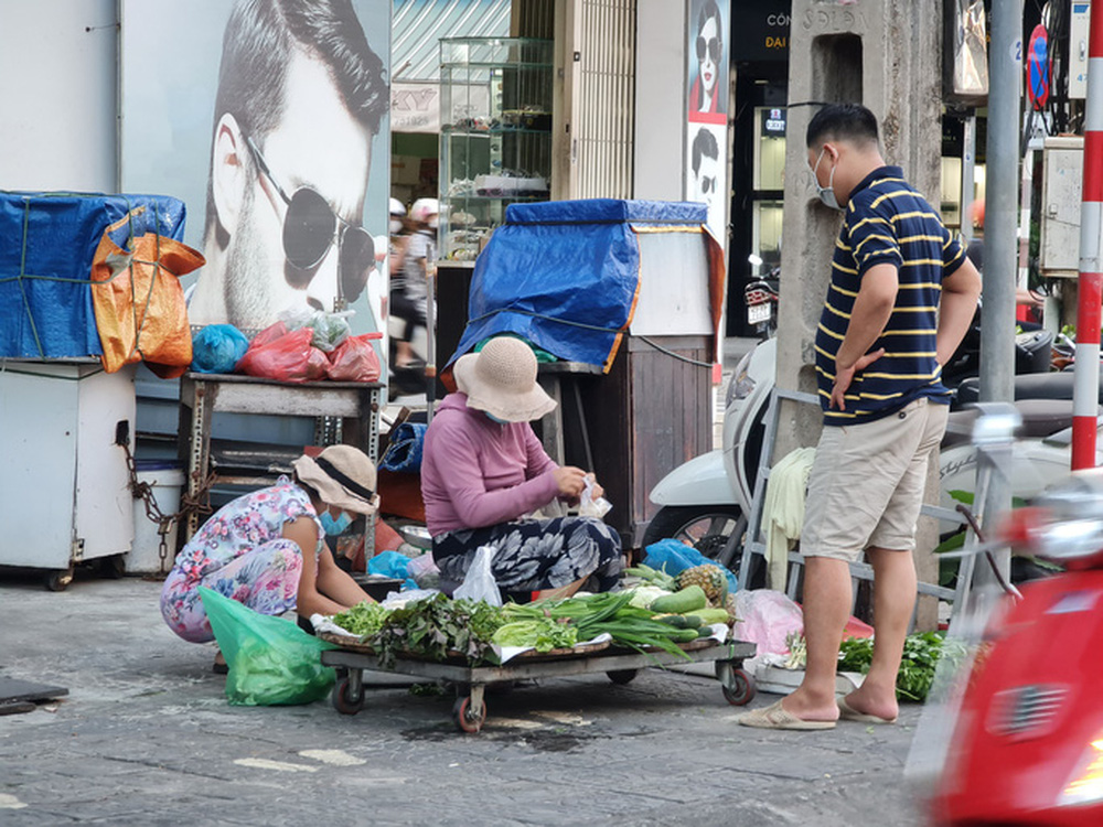 Tiểu thương tràn xuống vỉa hè lập chợ cóc giữa trung tâm TP Đà Nẵng - 5 Tiểu thương tràn xuống vỉa hè lập chợ cóc giữa trung tâm TP Đà Nẵng - 5