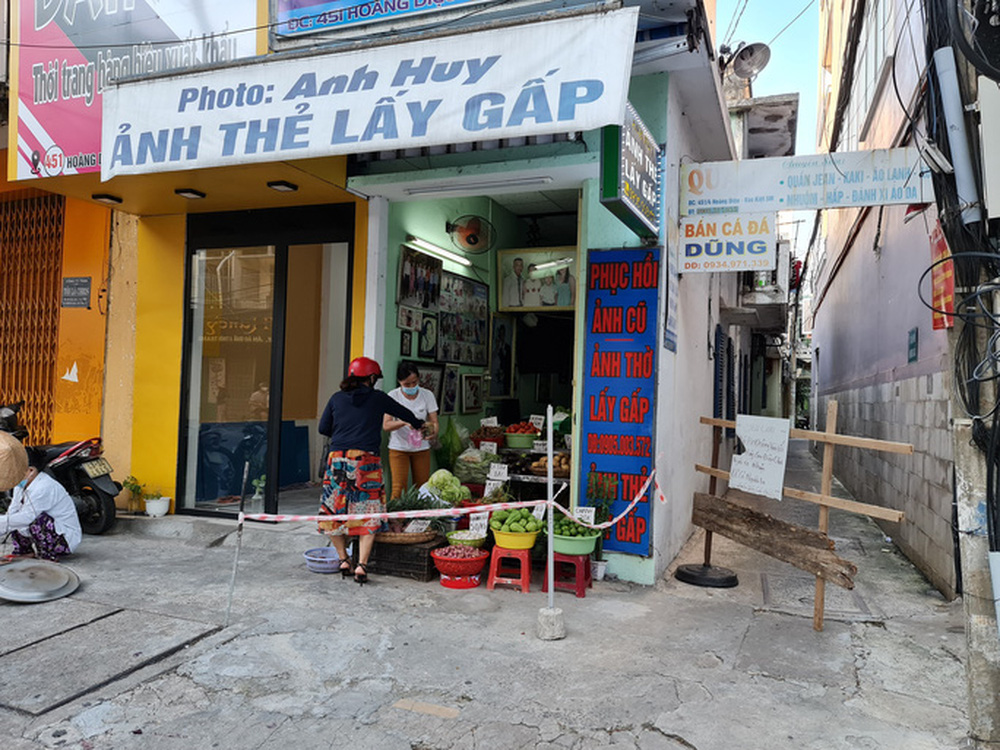 Tiểu thương tràn xuống vỉa hè lập chợ cóc giữa trung tâm TP Đà Nẵng - 7 Tiểu thương tràn xuống vỉa hè lập chợ cóc giữa trung tâm TP Đà Nẵng - 7