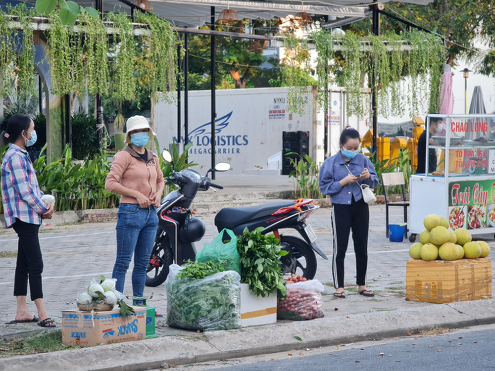 Tiểu thương tràn xuống vỉa hè lập chợ cóc giữa trung tâm TP Đà Nẵng - 8 Tiểu thương tràn xuống vỉa hè lập chợ cóc giữa trung tâm TP Đà Nẵng - 8