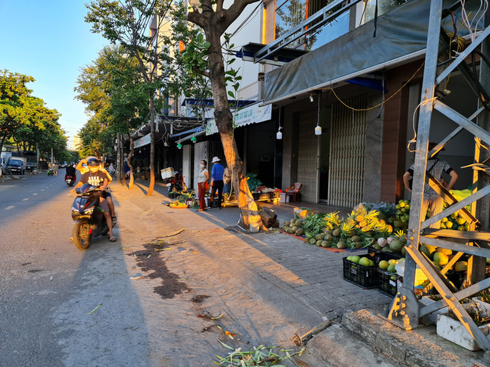 Tiểu thương tràn xuống vỉa hè lập chợ cóc giữa trung tâm TP Đà Nẵng - 9 Tiểu thương tràn xuống vỉa hè lập chợ cóc giữa trung tâm TP Đà Nẵng - 9
