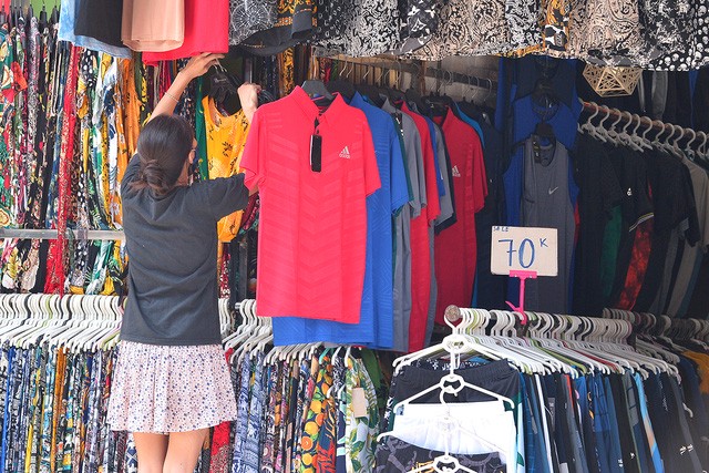Hà Nội: Hàng loạt cửa hàng quần áo, thời trang treo biển giảm giá, tuyển nhân viên trong ngày đầu được kinh doanh trở lại - 6 Hà Nội: Hàng loạt cửa hàng quần áo, thời trang treo biển giảm giá, tuyển nhân viên trong ngày đầu được kinh doanh trở lại - 6