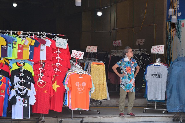 Hà Nội: Hàng loạt cửa hàng quần áo, thời trang treo biển giảm giá, tuyển nhân viên trong ngày đầu được kinh doanh trở lại - 8 Hà Nội: Hàng loạt cửa hàng quần áo, thời trang treo biển giảm giá, tuyển nhân viên trong ngày đầu được kinh doanh trở lại - 8