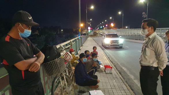 Không có tiền đóng trọ, gia đình 5 người dắt nhau đi bộ 3 ngày đêm về quê, kiệt sức giữa đường: 'Gặp đâu ngủ đó, ai cho gì ăn đó' Không có tiền đóng trọ, gia đình 5 người dắt nhau đi bộ 3 ngày đêm về quê, kiệt sức giữa đường: 'Gặp đâu ngủ đó, ai cho gì ăn đó'