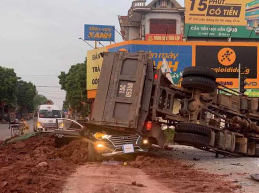 Xe ben lật nghiêng đè bẹp xe con gây chết người, hiện trường gây ám ảnh Xe ben lật nghiêng đè bẹp xe con gây chết người, hiện trường gây ám ảnh
