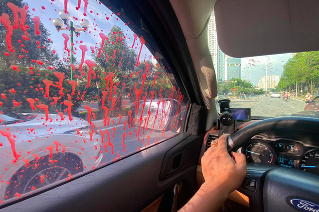Hàng loạt ô tô bị tạt sơn nham nhở khi đỗ qua đêm tại một khu đô thị ở Hà Nội - 1 Hàng loạt ô tô bị tạt sơn nham nhở khi đỗ qua đêm tại một khu đô thị ở Hà Nội - 1