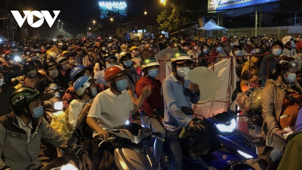 Vợ chồng ôm con 'chôn chân' 10 tiếng ở cửa ngõ TP.HCM: 'Bước đường cùng rồi mới quyết định đưa con về quê' - 1 Vợ chồng ôm con 'chôn chân' 10 tiếng ở cửa ngõ TP.HCM: 'Bước đường cùng rồi mới quyết định đưa con về quê' - 1