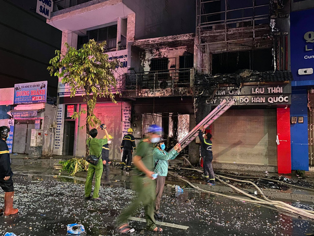 TP.HCM: 2 căn nhà mặt phố bốc cháy dữ dội, 1 nam thanh niên tử vong tại chỗ TP.HCM: 2 căn nhà mặt phố bốc cháy dữ dội, 1 nam thanh niên tử vong tại chỗ