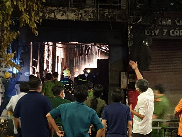 TP.HCM: 2 căn nhà mặt phố bốc cháy dữ dội, 1 nam thanh niên tử vong tại chỗ - 2 TP.HCM: 2 căn nhà mặt phố bốc cháy dữ dội, 1 nam thanh niên tử vong tại chỗ - 2