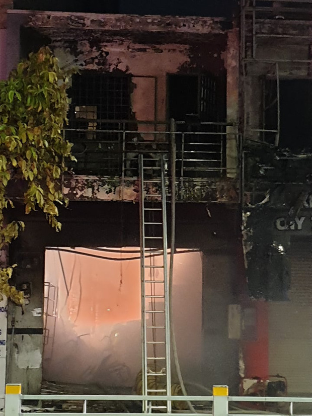TP.HCM: 2 căn nhà mặt phố bốc cháy dữ dội, 1 nam thanh niên tử vong tại chỗ - 3 TP.HCM: 2 căn nhà mặt phố bốc cháy dữ dội, 1 nam thanh niên tử vong tại chỗ - 3