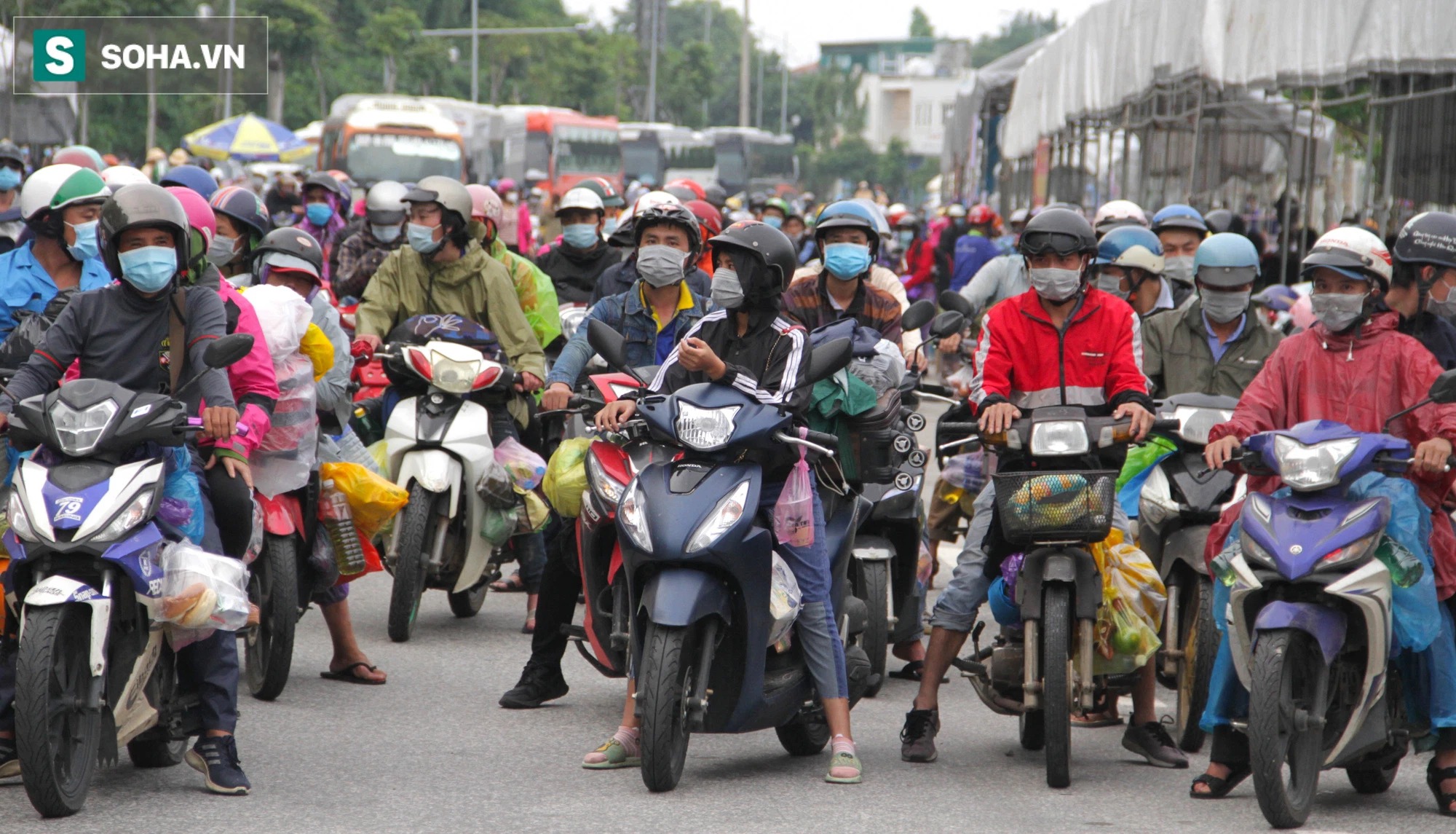 Từng phích nước, móc quần áo, bơm xe... đã cũ mèm được đùm theo hành trình 1.000km về quê: "Giờ 1 nghìn đồng cũng quý" Từng phích nước, móc quần áo, bơm xe... đã cũ mèm được đùm theo hành trình 1.000km về quê: "Giờ 1 nghìn đồng cũng quý"