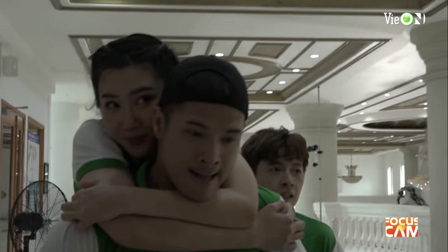 Running Man Vietnam: Thúy Ngân - Trương Thế Vinh liên tục ôm ấp, bảo sao netizen không tích cực 'đẩy thuyền' - 3 Running Man Vietnam: Thúy Ngân - Trương Thế Vinh liên tục ôm ấp, bảo sao netizen không tích cực 'đẩy thuyền' - 3