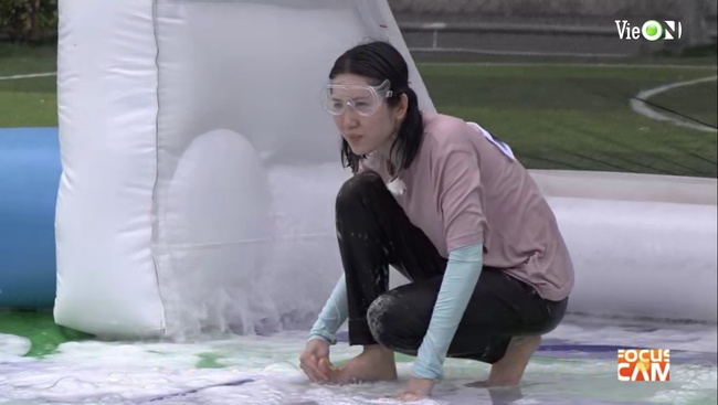Running Man Vietnam: Thúy Ngân - Trương Thế Vinh liên tục ôm ấp, bảo sao netizen không tích cực 'đẩy thuyền' - 1 Running Man Vietnam: Thúy Ngân - Trương Thế Vinh liên tục ôm ấp, bảo sao netizen không tích cực 'đẩy thuyền' - 1