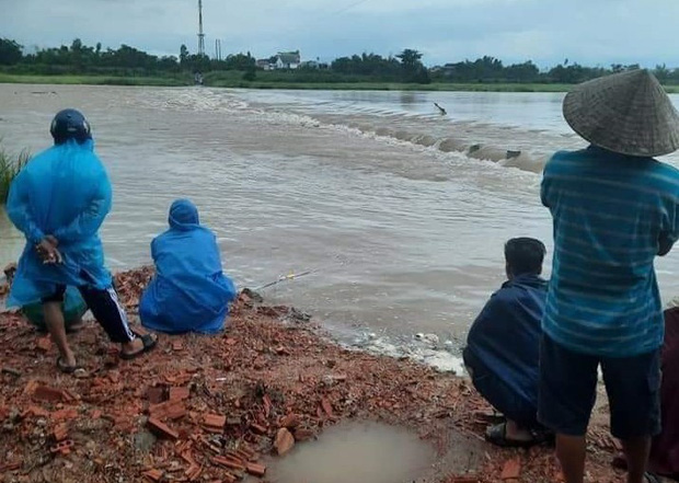 Vượt nước lũ qua chợ bán hàng, 5 tiểu thương bị nước cuốn trôi Vượt nước lũ qua chợ bán hàng, 5 tiểu thương bị nước cuốn trôi