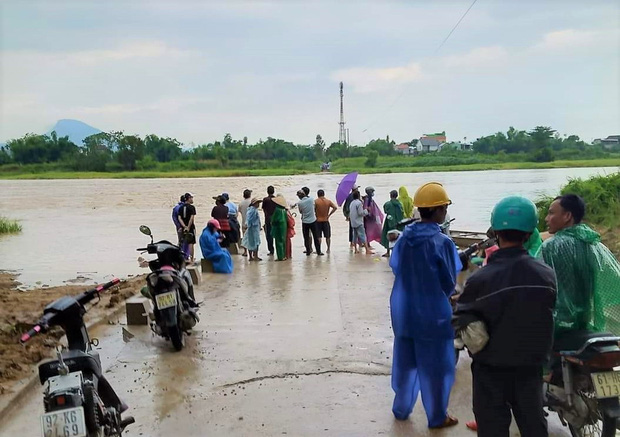 Vượt nước lũ qua chợ bán hàng, 5 tiểu thương bị nước cuốn trôi - 1 Vượt nước lũ qua chợ bán hàng, 5 tiểu thương bị nước cuốn trôi - 1