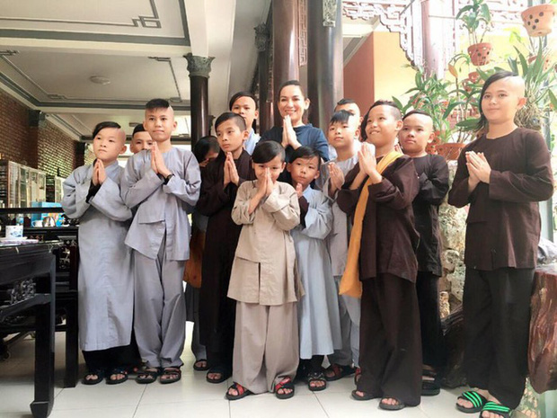 Tỷ phú Hoàng Kiều có phản ứng đầu tiên, sau khi bà Phương Hằng xin 10 triệu USD nuôi 23 người con NS Phi Nhung, khăng khăng giữ thái độ này? - 3 Tỷ phú Hoàng Kiều có phản ứng đầu tiên, sau khi bà Phương Hằng xin 10 triệu USD nuôi 23 người con NS Phi Nhung, khăng khăng giữ thái độ này? - 3