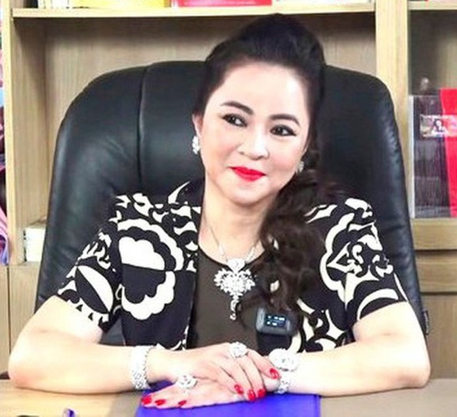 Tỷ phú Hoàng Kiều có phản ứng đầu tiên, sau khi bà Phương Hằng xin 10 triệu USD nuôi 23 người con NS Phi Nhung, khăng khăng giữ thái độ này? - 1 Tỷ phú Hoàng Kiều có phản ứng đầu tiên, sau khi bà Phương Hằng xin 10 triệu USD nuôi 23 người con NS Phi Nhung, khăng khăng giữ thái độ này? - 1