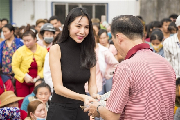 Hoài Linh, Thủy Tiên làm từ thiện ở Thừa Thiên - Huế: 'Chúng tôi đề nghị họ phối hợp với mặt trận tỉnh nhưng các đoàn không đồng ý mà tự tổ chức đi trao' Hoài Linh, Thủy Tiên làm từ thiện ở Thừa Thiên - Huế: 'Chúng tôi đề nghị họ phối hợp với mặt trận tỉnh nhưng các đoàn không đồng ý mà tự tổ chức đi trao'