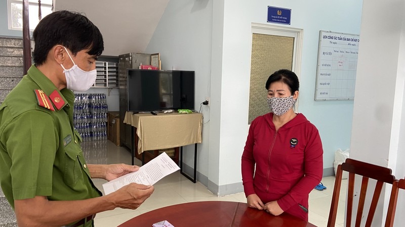 Tạm giữ 1 phụ nữ ra đường không đúng quy định còn ném dép vào công an Tạm giữ 1 phụ nữ ra đường không đúng quy định còn ném dép vào công an