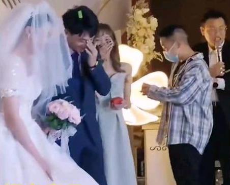 Giữa hôn lễ, phù rể bất ngờ quỳ xuống trao nhẫn cho cô dâu khiến cả hội hôn