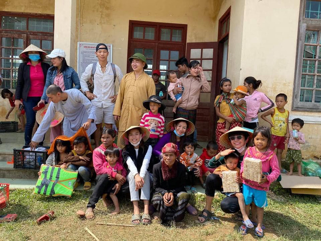 Phỏng vấn nóng Thúy Diễm: Chồng bị nghi ám chỉ Hồ Văn Cường liền bị 'réo tên' chuyện từ thiện, nữ diễn viên thẳng thắn 'mình không im re, thích có thể truy lại' - 5 Phỏng vấn nóng Thúy Diễm: Chồng bị nghi ám chỉ Hồ Văn Cường liền bị 'réo tên' chuyện từ thiện, nữ diễn viên thẳng thắn 'mình không im re, thích có thể truy lại' - 5