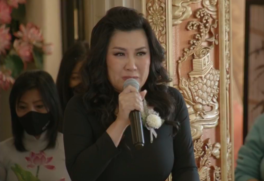 Vợ cũ Bằng Kiều thay mặt gia đình phát biểu tại tang lễ, òa khóc khi tuyên bố: 'Phi Nhung là em ruột của tôi' - 3 Vợ cũ Bằng Kiều thay mặt gia đình phát biểu tại tang lễ, òa khóc khi tuyên bố: 'Phi Nhung là em ruột của tôi' - 3