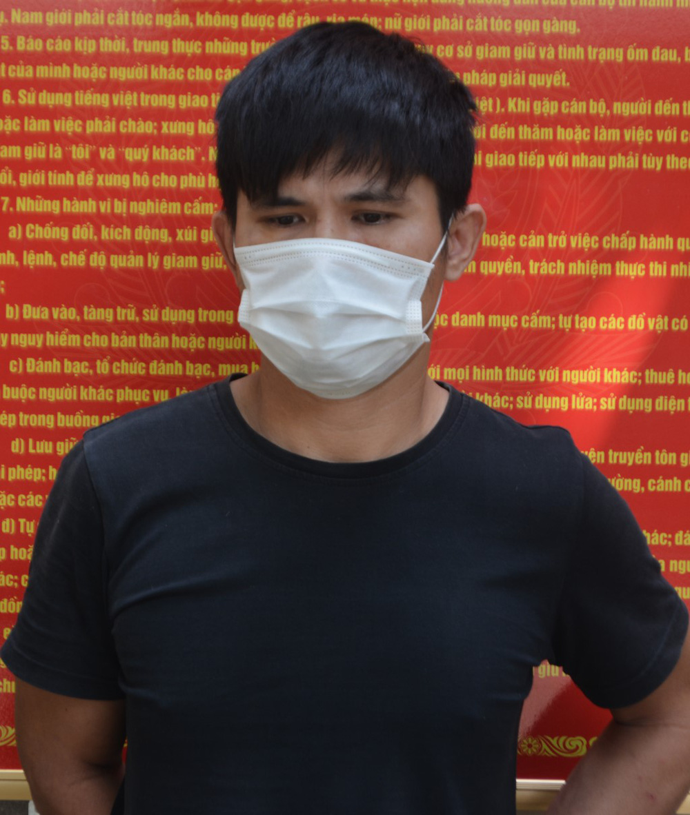 Xông vào quậy phá, tát 2 vợ chồng chủ quán, bắt tặng 2 chiếc đồng hồ rồi bỏ đi Xông vào quậy phá, tát 2 vợ chồng chủ quán, bắt tặng 2 chiếc đồng hồ rồi bỏ đi