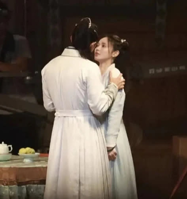 Bành Tiểu Nhiễm 'cứng người' khi bị bạn diễn nam hôn như... hút thùy não ở phim mới, xem ra nụ hôn khói thuốc còn đỡ chán! - 5 Bành Tiểu Nhiễm 'cứng người' khi bị bạn diễn nam hôn như... hút thùy não ở phim mới, xem ra nụ hôn khói thuốc còn đỡ chán! - 5