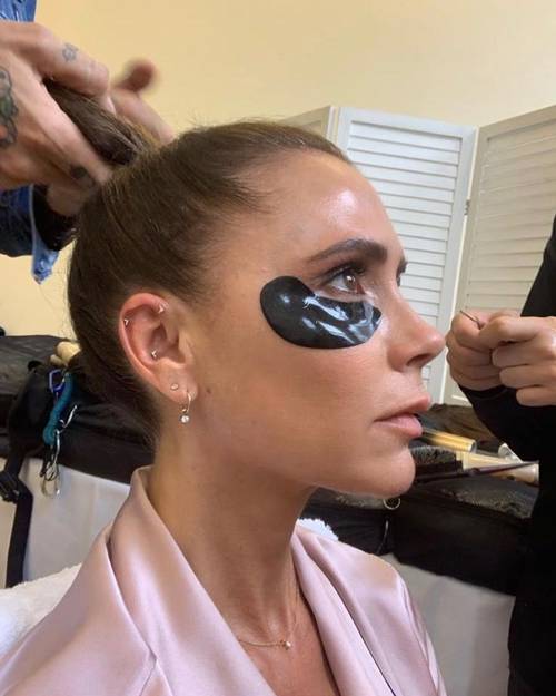 Victoria Beckham dưỡng da tuổi 47: 'Nhất kiến chung tình' với loại kem dưỡng bôi cả sáng lẫn tối - 4 Victoria Beckham dưỡng da tuổi 47: 'Nhất kiến chung tình' với loại kem dưỡng bôi cả sáng lẫn tối - 4
