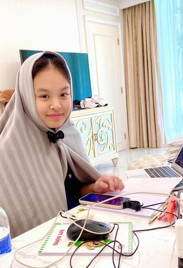 Gia đình 1 siêu mẫu đã trở về TP.HCM sau 4 tháng bị kẹt trên đảo, ái nữ "chốt hạ" 1 câu muốn té xỉu! - 1 Gia đình 1 siêu mẫu đã trở về TP.HCM sau 4 tháng bị kẹt trên đảo, ái nữ "chốt hạ" 1 câu muốn té xỉu! - 1