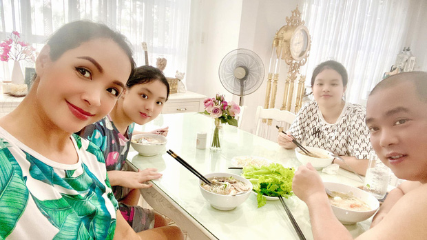 Gia đình 1 siêu mẫu đã trở về TP.HCM sau 4 tháng bị kẹt trên đảo, ái nữ "chốt hạ" 1 câu muốn té xỉu! Gia đình 1 siêu mẫu đã trở về TP.HCM sau 4 tháng bị kẹt trên đảo, ái nữ "chốt hạ" 1 câu muốn té xỉu!