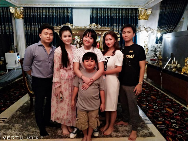 Bà Phương Hằng đang giao lưu bỗng có 1 cô gái đẹp xuất hiện, ghé tai thì thầm gì đó và chiếm sạch spotlight! - 6 Bà Phương Hằng đang giao lưu bỗng có 1 cô gái đẹp xuất hiện, ghé tai thì thầm gì đó và chiếm sạch spotlight! - 6
