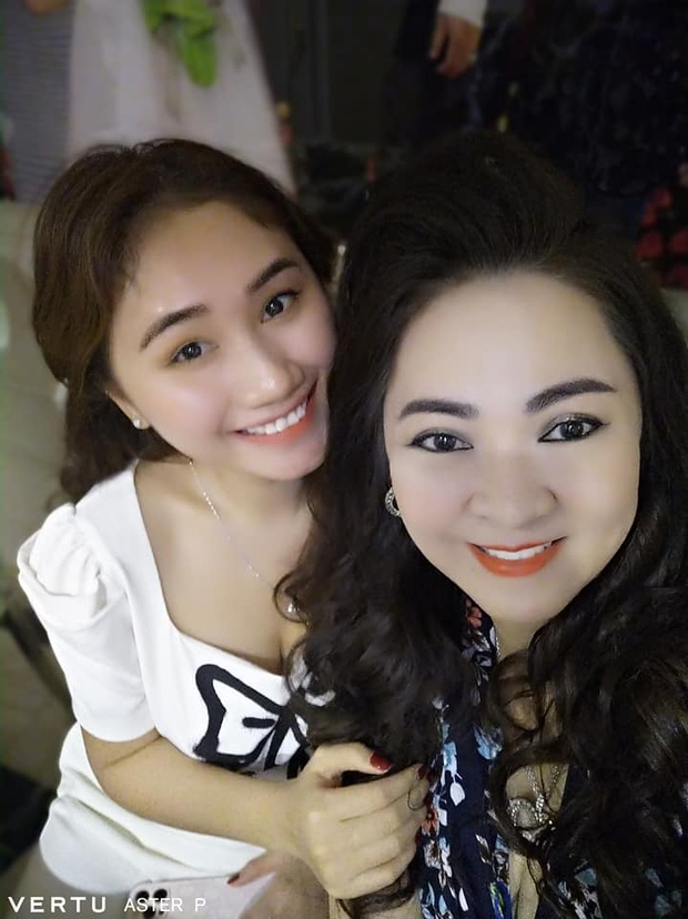 Bà Phương Hằng đang giao lưu bỗng có 1 cô gái đẹp xuất hiện, ghé tai thì thầm gì đó và chiếm sạch spotlight! - 3 Bà Phương Hằng đang giao lưu bỗng có 1 cô gái đẹp xuất hiện, ghé tai thì thầm gì đó và chiếm sạch spotlight! - 3