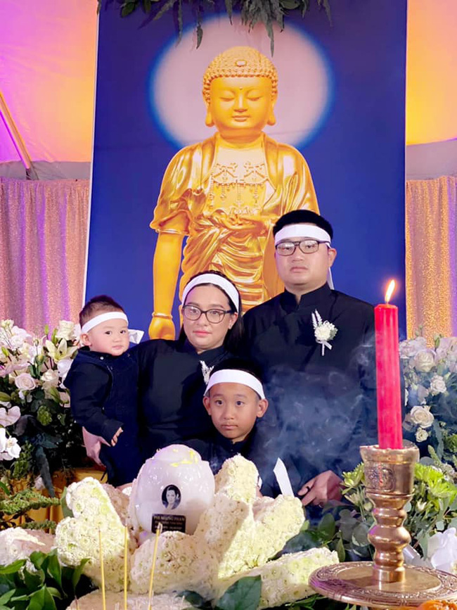Con gái ruột Phi Nhung gửi lời cảm ơn sau tang lễ của mẹ, tha thiết cầu xin điều cuối cùng liên quan đến cố nghệ sĩ - 1 Con gái ruột Phi Nhung gửi lời cảm ơn sau tang lễ của mẹ, tha thiết cầu xin điều cuối cùng liên quan đến cố nghệ sĩ - 1