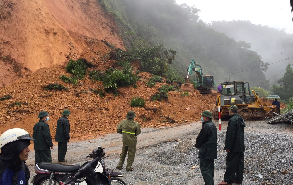 Bão số 8: Sóng cao 5m đang đánh vào bờ biển Nghệ An, hàng trăm khối đất đá sạt lở, đổ xuống quốc lộ - 4 Bão số 8: Sóng cao 5m đang đánh vào bờ biển Nghệ An, hàng trăm khối đất đá sạt lở, đổ xuống quốc lộ - 4