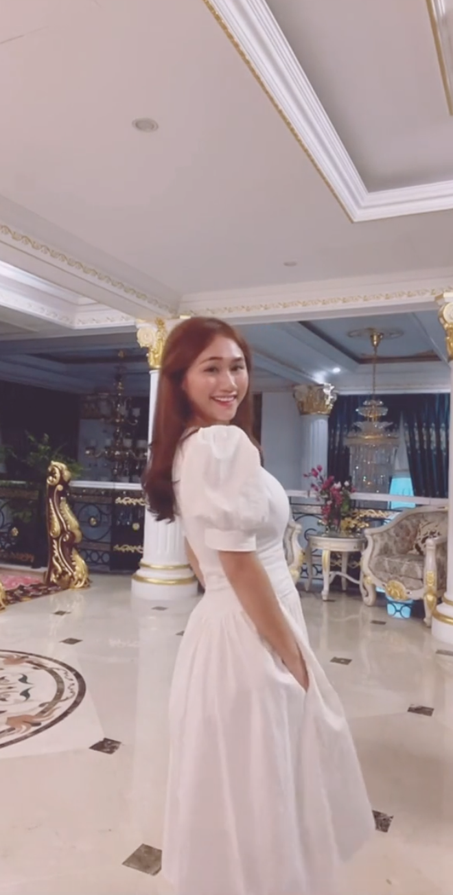 Bà Phương Hằng đang giao lưu bỗng có 1 cô gái đẹp xuất hiện, ghé tai thì thầm gì đó và chiếm sạch spotlight! - 5 Bà Phương Hằng đang giao lưu bỗng có 1 cô gái đẹp xuất hiện, ghé tai thì thầm gì đó và chiếm sạch spotlight! - 5