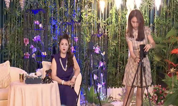 Bà Phương Hằng đang giao lưu bỗng có 1 cô gái đẹp xuất hiện, ghé tai thì thầm gì đó và chiếm sạch spotlight! Bà Phương Hằng đang giao lưu bỗng có 1 cô gái đẹp xuất hiện, ghé tai thì thầm gì đó và chiếm sạch spotlight!