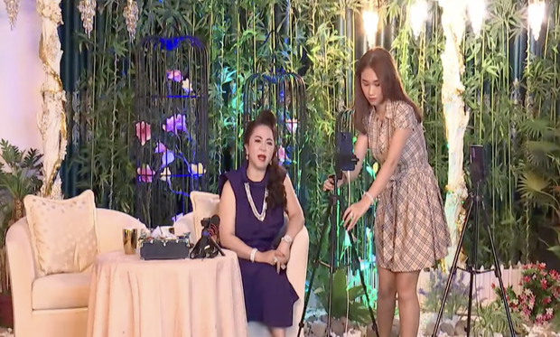 Bà Phương Hằng đang giao lưu bỗng có 1 cô gái đẹp xuất hiện, ghé tai thì thầm gì đó và chiếm sạch spotlight! - 2 Bà Phương Hằng đang giao lưu bỗng có 1 cô gái đẹp xuất hiện, ghé tai thì thầm gì đó và chiếm sạch spotlight! - 2