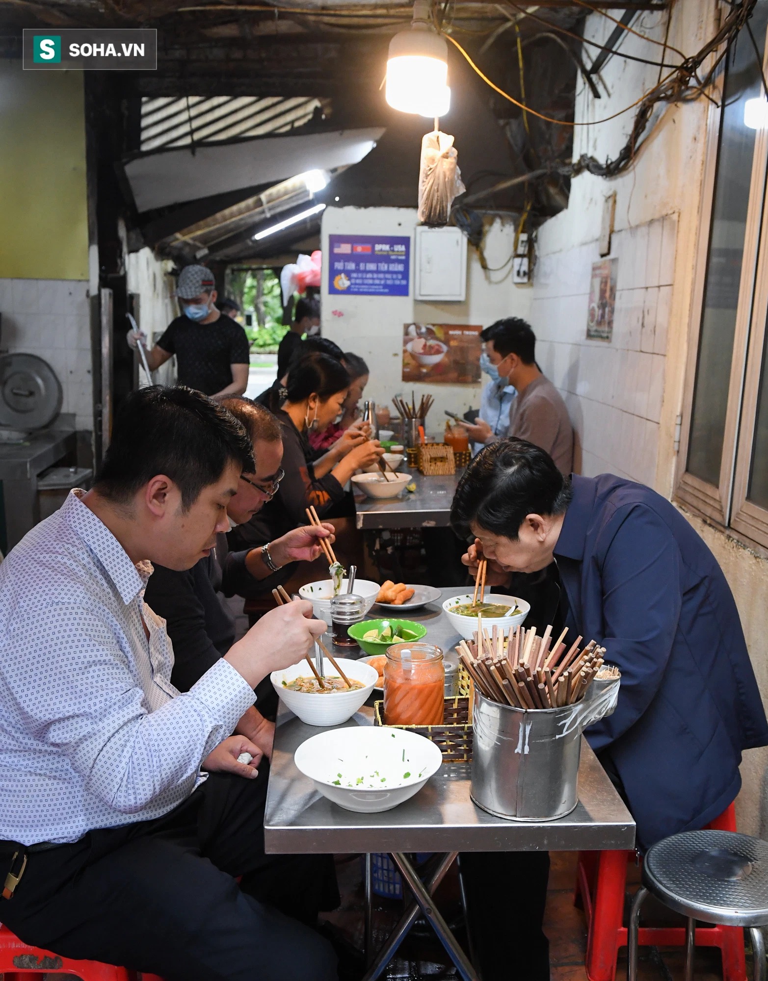 Chủ tịch hội đồng quản trị, tổng giám đốc đi từ Bắc Ninh ra Hà Nội ăn phở cho đã 'cơn thèm' rồi lại đi về - 1 Chủ tịch hội đồng quản trị, tổng giám đốc đi từ Bắc Ninh ra Hà Nội ăn phở cho đã 'cơn thèm' rồi lại đi về - 1