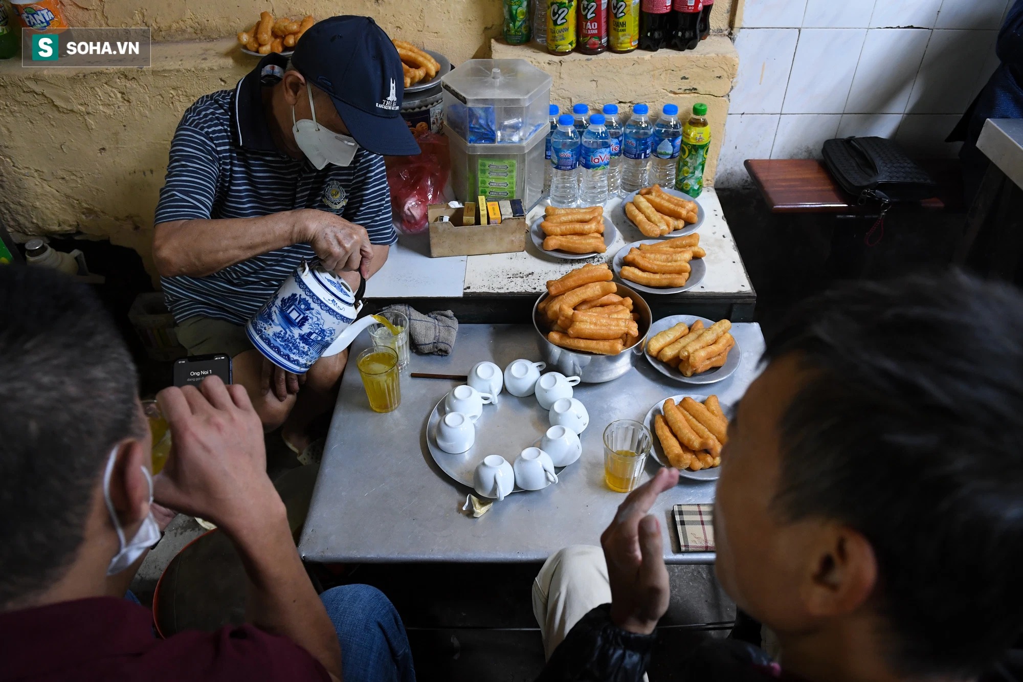 Chủ tịch hội đồng quản trị, tổng giám đốc đi từ Bắc Ninh ra Hà Nội ăn phở cho đã 'cơn thèm' rồi lại đi về - 2 Chủ tịch hội đồng quản trị, tổng giám đốc đi từ Bắc Ninh ra Hà Nội ăn phở cho đã 'cơn thèm' rồi lại đi về - 2