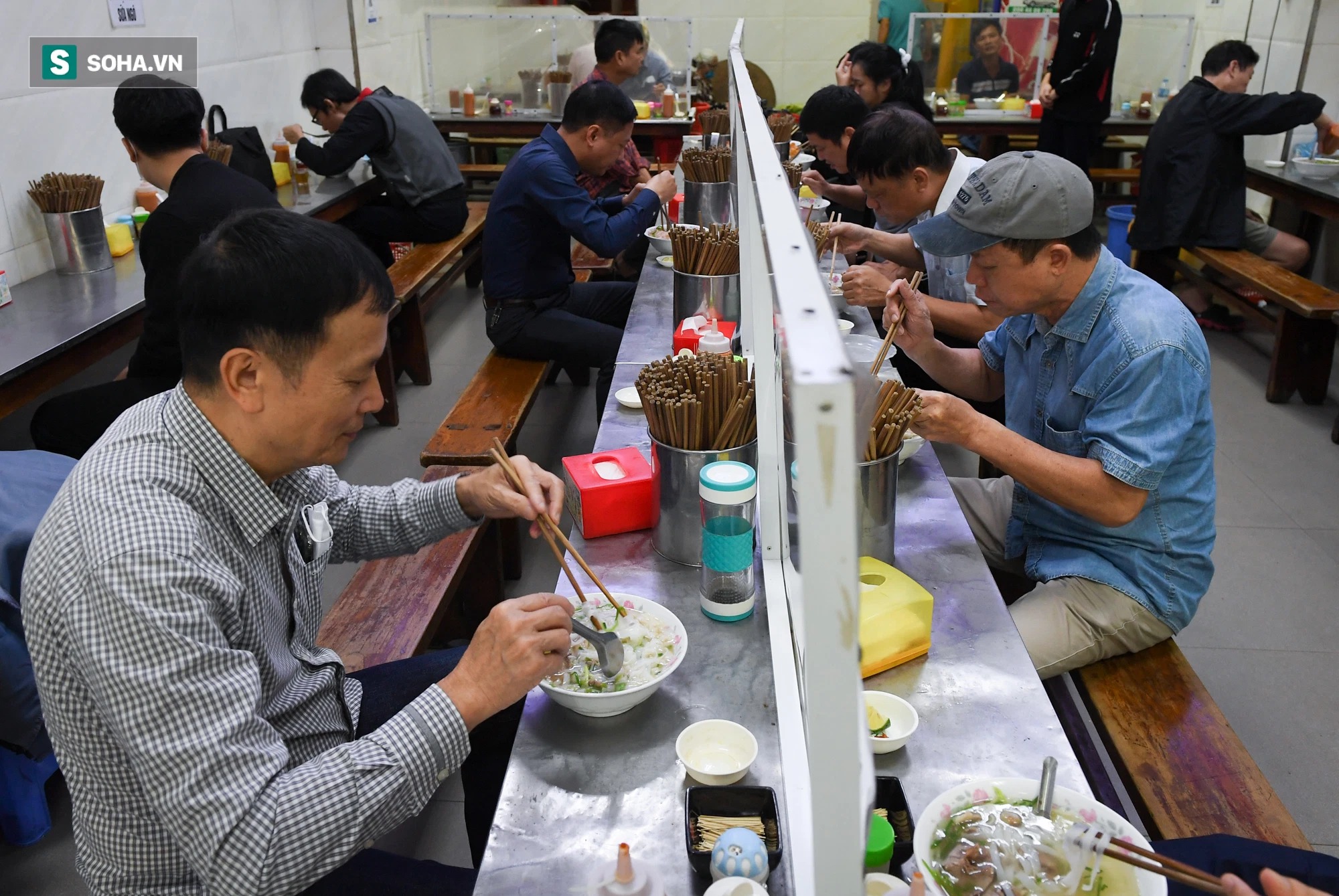Chủ tịch hội đồng quản trị, tổng giám đốc đi từ Bắc Ninh ra Hà Nội ăn phở cho đã 'cơn thèm' rồi lại đi về - 3 Chủ tịch hội đồng quản trị, tổng giám đốc đi từ Bắc Ninh ra Hà Nội ăn phở cho đã 'cơn thèm' rồi lại đi về - 3