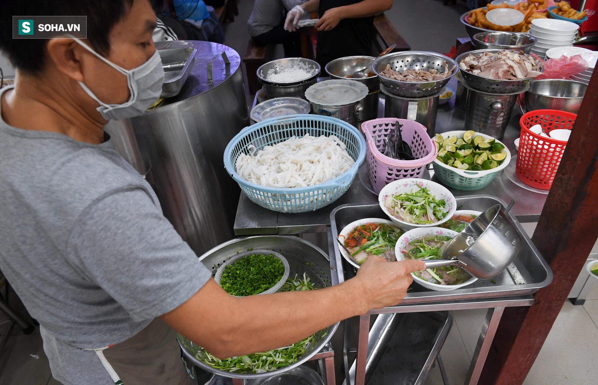 Chủ tịch hội đồng quản trị, tổng giám đốc đi từ Bắc Ninh ra Hà Nội ăn phở cho đã 'cơn thèm' rồi lại đi về - 4 Chủ tịch hội đồng quản trị, tổng giám đốc đi từ Bắc Ninh ra Hà Nội ăn phở cho đã 'cơn thèm' rồi lại đi về - 4