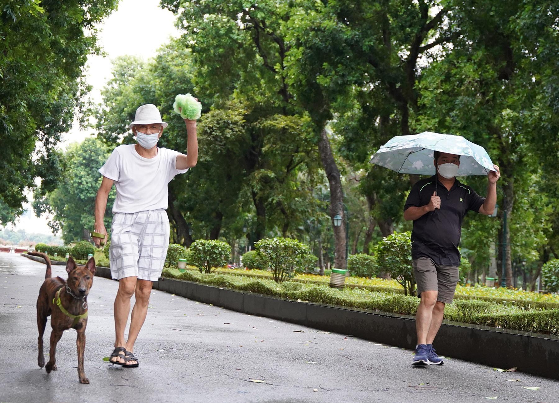 Công viên mở cửa, người dân Hà Nội đội mưa đi tập thể dục - 1 Công viên mở cửa, người dân Hà Nội đội mưa đi tập thể dục - 1
