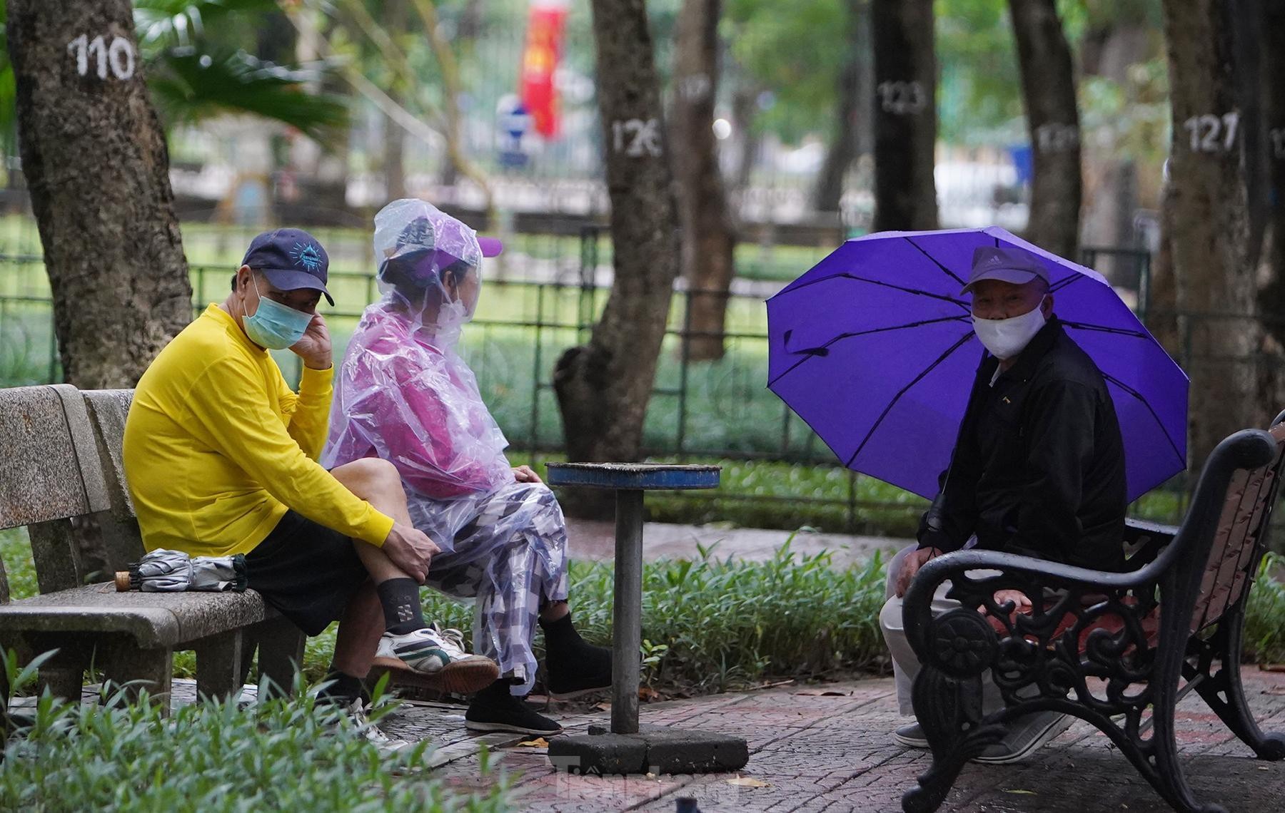 Công viên mở cửa, người dân Hà Nội đội mưa đi tập thể dục - 10 Công viên mở cửa, người dân Hà Nội đội mưa đi tập thể dục - 10