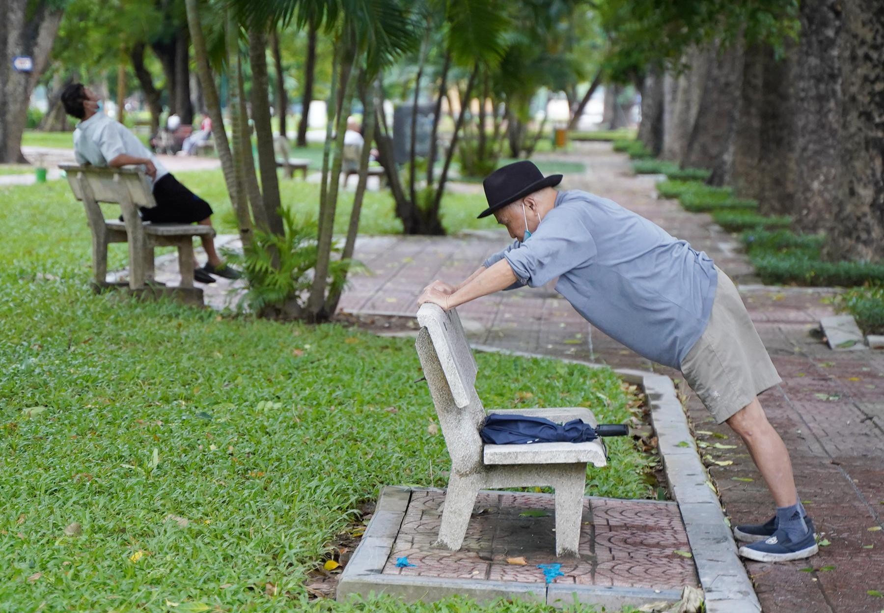 Công viên mở cửa, người dân Hà Nội đội mưa đi tập thể dục - 7 Công viên mở cửa, người dân Hà Nội đội mưa đi tập thể dục - 7