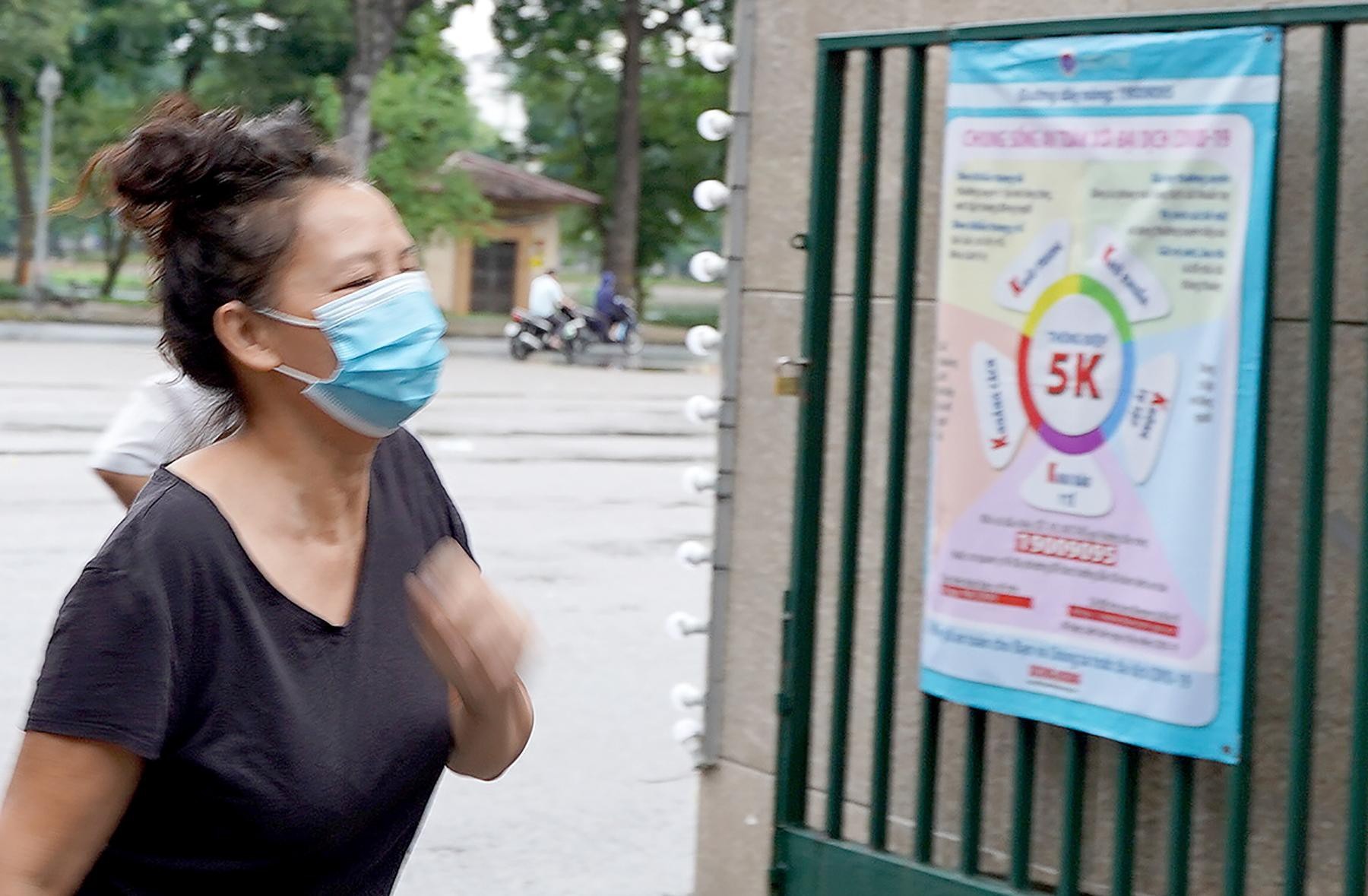 Công viên mở cửa, người dân Hà Nội đội mưa đi tập thể dục Công viên mở cửa, người dân Hà Nội đội mưa đi tập thể dục