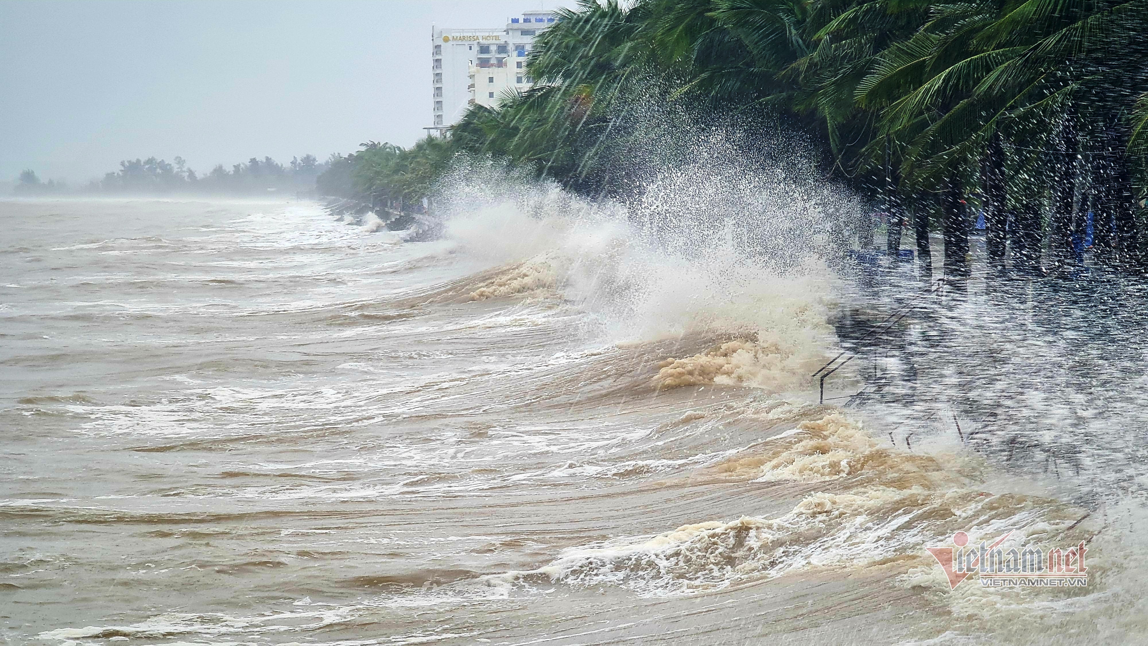 Sóng biển dữ dội ở Thanh Hóa trước khi áp thấp đổ bộ - 3 Sóng biển dữ dội ở Thanh Hóa trước khi áp thấp đổ bộ - 3