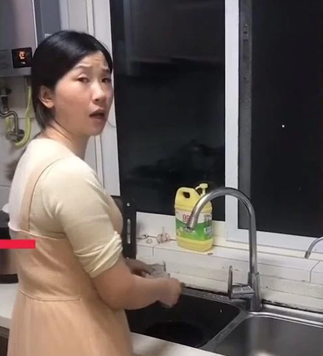 Con trai bảo mẹ mai đi họp phụ huynh, mẹ đang gật gù thì phát hiện 1 chi tiết lạ, giận tím người nhưng vẫn phải nể sự tinh quái của con Con trai bảo mẹ mai đi họp phụ huynh, mẹ đang gật gù thì phát hiện 1 chi tiết lạ, giận tím người nhưng vẫn phải nể sự tinh quái của con