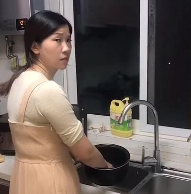 Con trai bảo mẹ mai đi họp phụ huynh, mẹ đang gật gù thì phát hiện 1 chi tiết lạ, giận tím người nhưng vẫn phải nể sự tinh quái của con - 1 Con trai bảo mẹ mai đi họp phụ huynh, mẹ đang gật gù thì phát hiện 1 chi tiết lạ, giận tím người nhưng vẫn phải nể sự tinh quái của con - 1